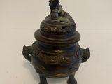 une boîte à encens ancienne en bronze, surmontée d'un oiseau