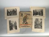plusieurs vieux livres sont empilés sur une table