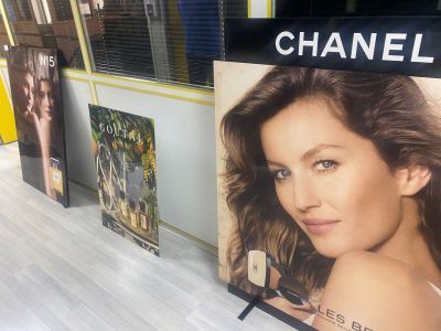 de nombreuses publicités Chanel sur le mur d'un magasin