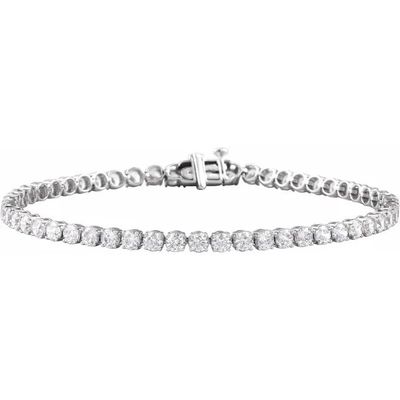 un bracelet de tennis en diamants sur fond blanc