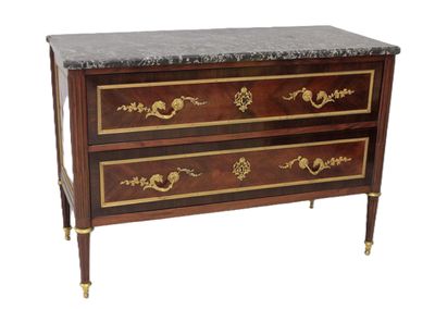 une image d'une commode avec un plateau en marbre