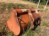 une pièce de machine rouillée qui traîne dans l'herbe