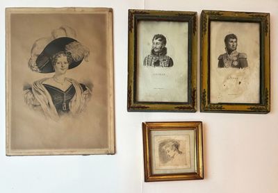 trois tableaux encadrés sur le mur d'une pièce