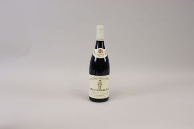 une bouteille de vin posée sur une table