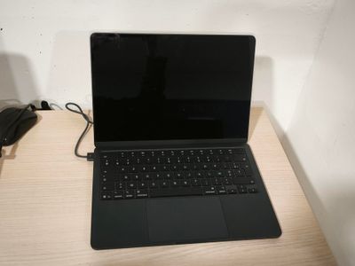 un ordinateur portable posé sur un bureau avec une souris