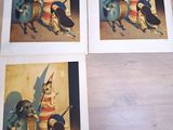 quatre photos d'un chat assis sur un parquet, à côté d'une photo représentant un homme à cheval