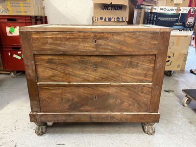 Commode en merisier de style Empire style ouvrant par trois …