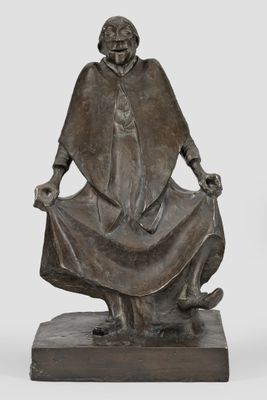 statue en bronze représentant un homme assis sur une chaise, les mains posées sur ses genoux