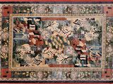 tapis orné d'un motif représentant des personnes et des animaux sur fond rouge