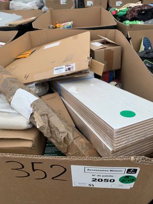 de nombreux cartons d'objets posés à même le sol