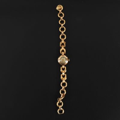 un bracelet en or composé d'un maillon de chaîne et d'un fermoir à perle