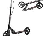 deux vues différentes d'un scooter et d'un scooter sur fond blanc