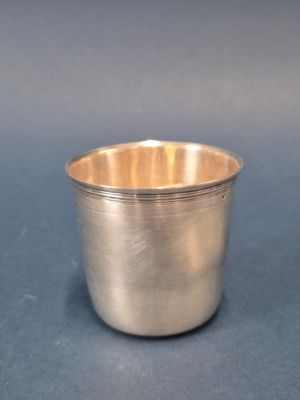l'image d'une coupe en argent posée sur une table