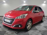 une voiture rouge est garée dans une pièce au sol en damier