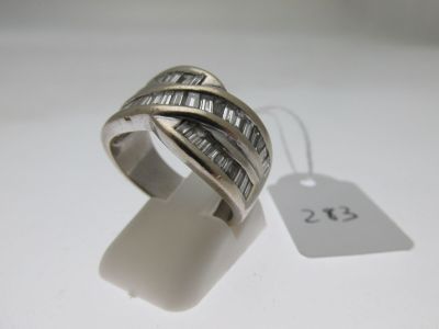 bague en argent sterling ornée de pierres taillées en baguette et d'une étiquette de prix sur un fond blanc