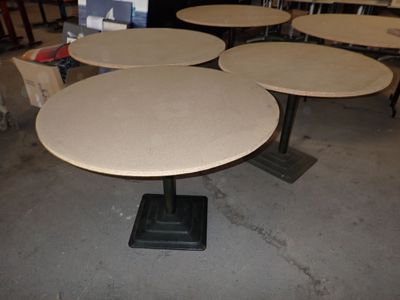 quatre tables placées au milieu d'une pièce