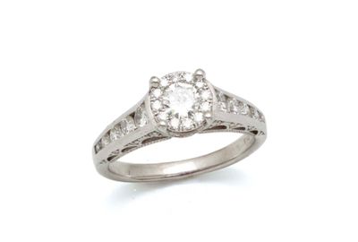 gros plan d'une bague en diamant sur fond blanc
