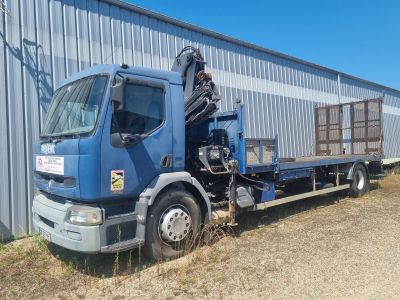 un camion bleu garé devant un immeuble