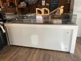 une vitrine en verre au milieu d'une pièce