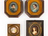 trois portraits encadrés représentant un homme et une femme