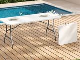 une table installée sur une terrasse en bois près d'une piscine
