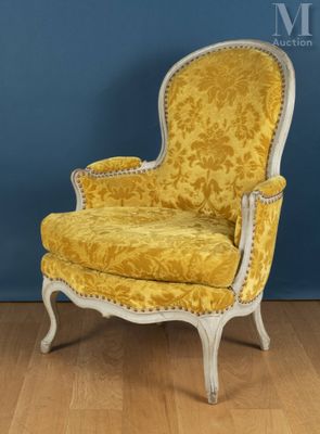 une chaise jaune posée sur un parquet, près d'un mur bleu