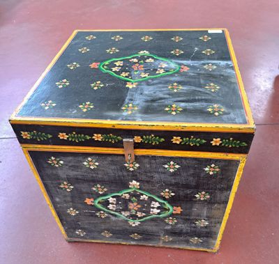 Coffre de rangement en bois peint de fleurs sur fond noir, a…