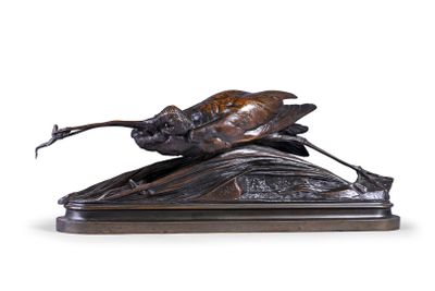 sculpture en bronze représentant un oiseau posé sur une feuille, sur fond blanc