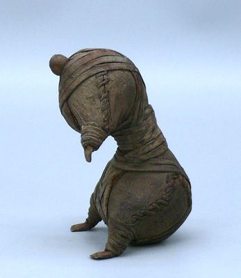 une figurine représentant un chien coiffé d'un chapeau