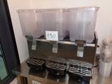 un comptoir sur lequel sont posés plusieurs récipients en plastique