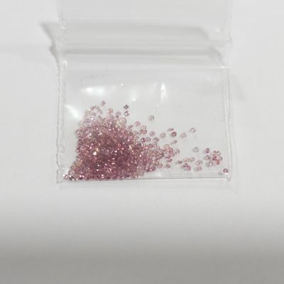 un petit sac contenant quelques perles roses