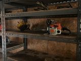 une étagère sur laquelle sont posés des outils, dans un garage