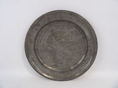 une plaque métallique sur laquelle figure l'image d'un homme