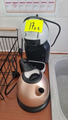 une cafetière posée sur un plan de travail à côté d'un évier