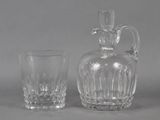 un verre et une carafe posés l'un à côté de l'autre