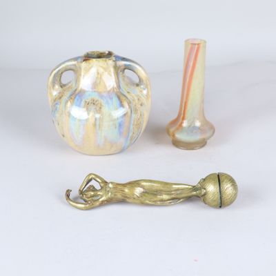 deux vases placés l'un à côté de l'autre