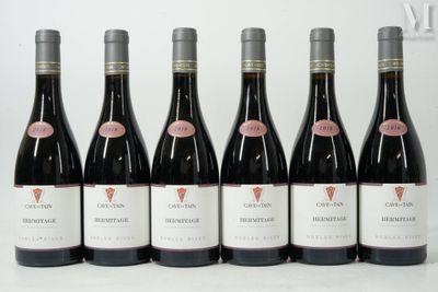 six bouteilles de vin sont alignées sur une table