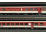 deux trains rouges et blancs rangés dans une boîte