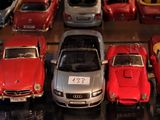 un lot de voitures-jouets exposées dans une vitrine