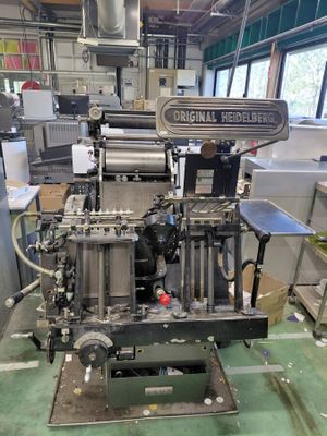 une machine placée au milieu d'une pièce