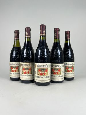 six bouteilles de vin sont alignées dans une rangée