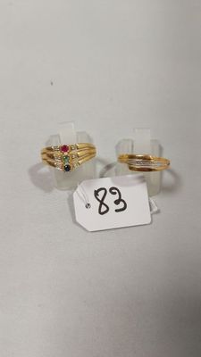 deux bagues en or ornées de pierres rouges et une étiquette de prix