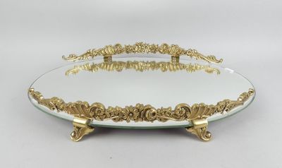 un plateau blanc et doré orné d'un motif doré