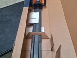 une boîte contenant un outil noir et orange