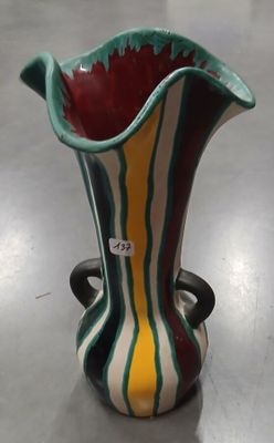 un vase posé sur une table dans une pièce