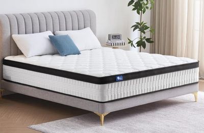 un gros plan d'un matelas posé sur un sommier dans une chambre à coucher