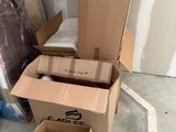 une boîte en carton posée par terre à côté d'une autre boîte en carton