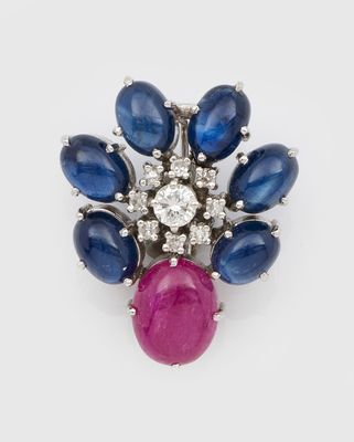 une bague à grappes de rubis, de saphirs et de diamants