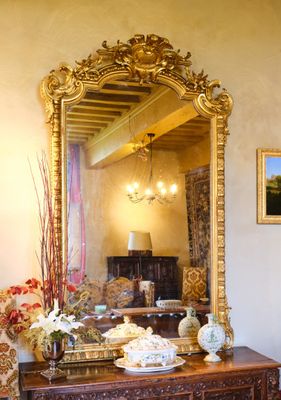 une commode surmontée d'un miroir dans un salon