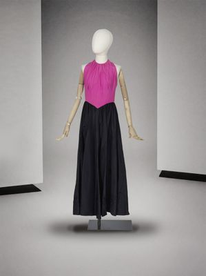 une photo d'un mannequin portant un haut rose et une jupe noire